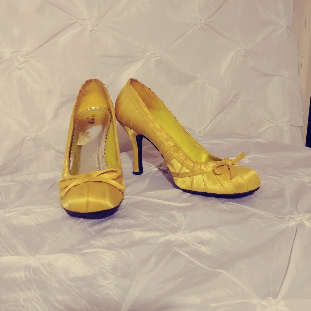 Retro style yellow pumps